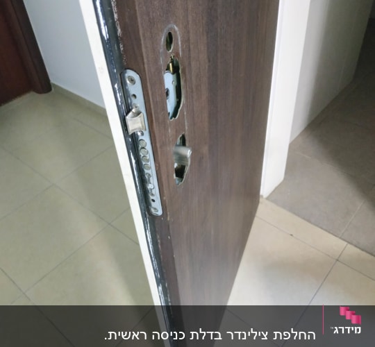 דלת עץ עם מנעול חשוף וחור למנעול